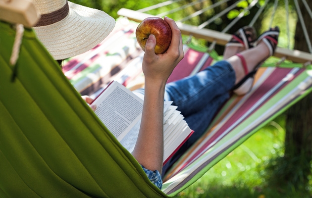 rzeźba w ogrodzie w kształcie królika