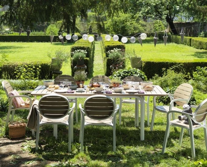 stół alloro w przydomowym ogrodzie