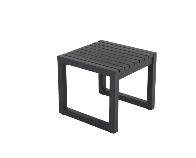Nowoczesny, ciemnoszary, prostokątny stolik boczny do użytku na zewnątrz z listwowym blatem i otwartymi, kwadratowymi nogami. Stół ma minimalistyczny design i wydaje się być wykonany z metalu.
