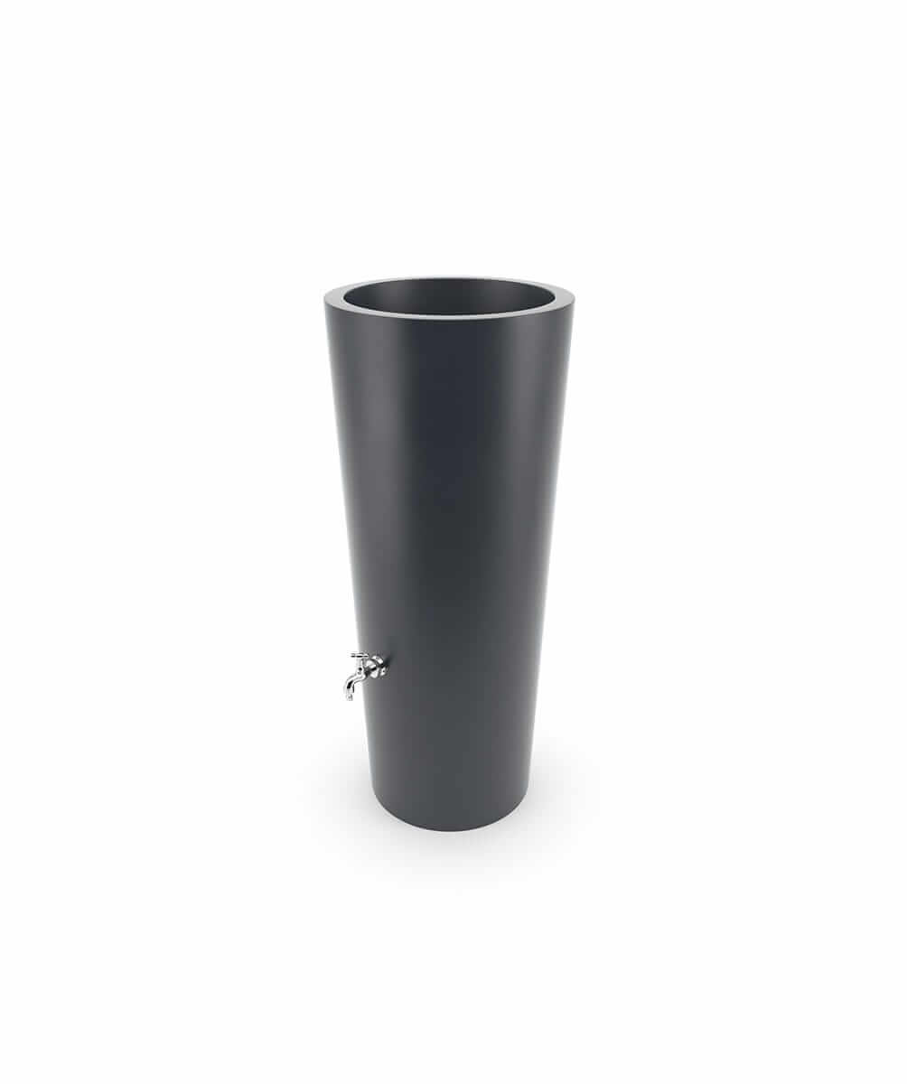 Wysoki, elegancki, cylindryczny kran z czarną beczką na wodę i błyszczącym wykończeniem. Posiada srebrny kurek u dołu, który ułatwia dostęp do wody. Pojemnik stoi samotnie na białym tle, podkreślając jego nowoczesny i minimalistyczny design.