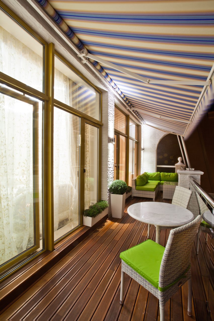 balkon z markizą