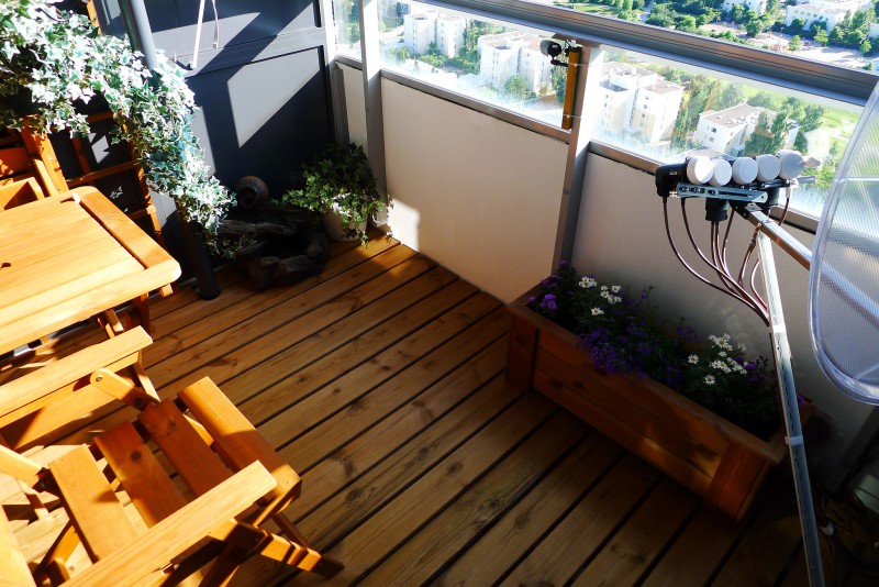 efektowne betonowe płyty w trawniku tworzą ścieżkę