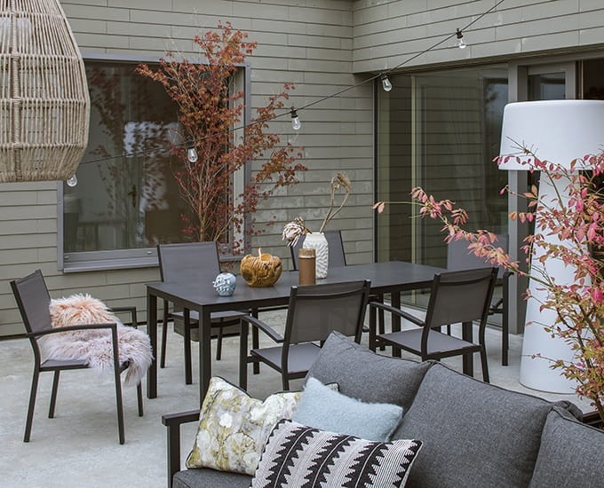 aluminiowy komplet ogrodowy na tarasie z posadzką betonową