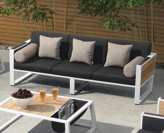 posadzka z płyt kamiennych a na niej ławka żeliwna