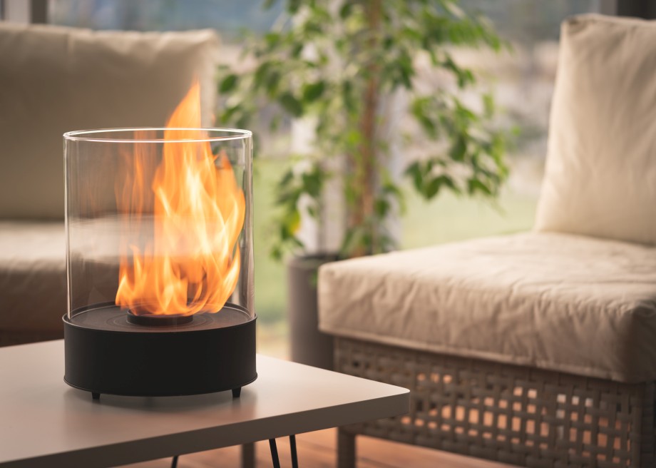 biokominek na stole na tarasie lub w ogrodzie zimowym