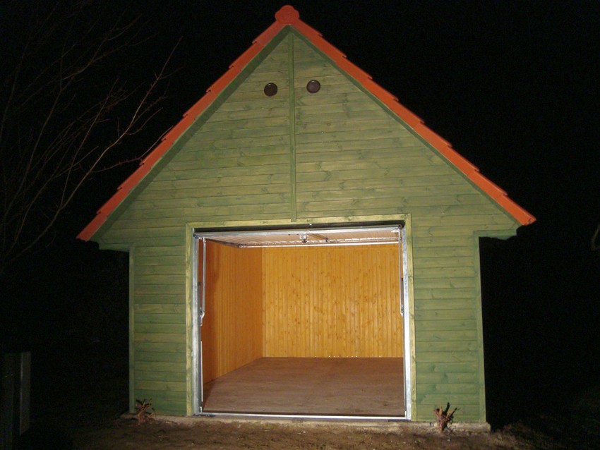 brama wjazdowa garażu drewnianego