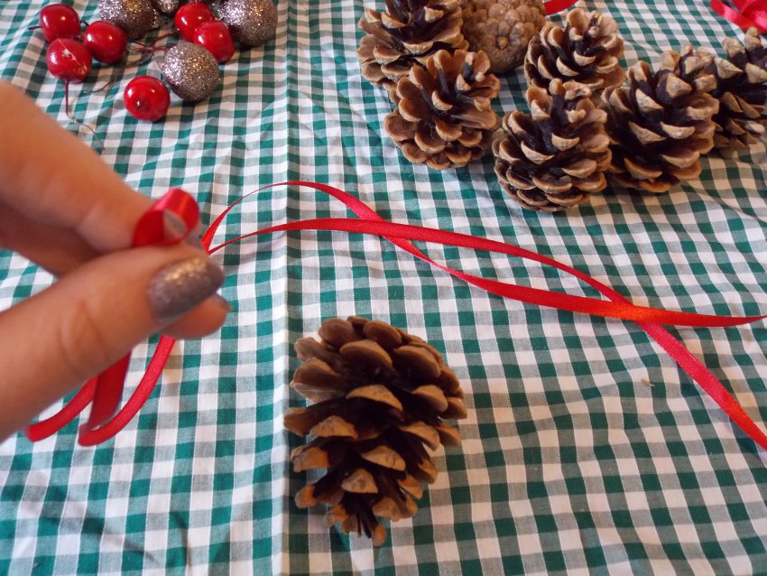 przygotowywanie dekoracji okiennej na święta Bożego Narodzenia