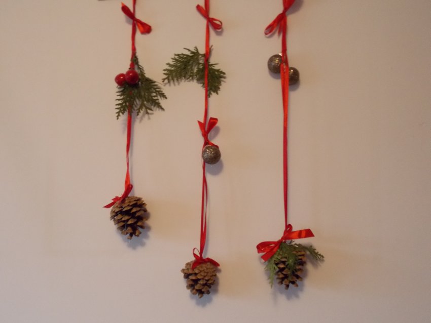 przygotowywanie dekoracji okiennej na święta Bożego Narodzenia