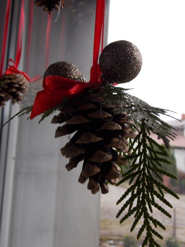 przygotowywanie dekoracji okiennej na święta Bożego Narodzenia