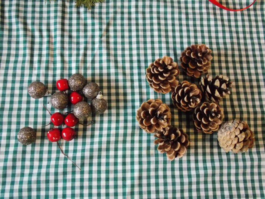 przygotowywanie dekoracji okiennej na święta Bożego Narodzenia