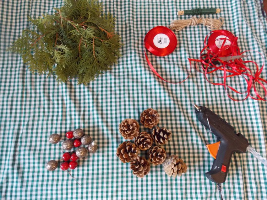 przygotowywanie dekoracji okiennej na święta Bożego Narodzenia