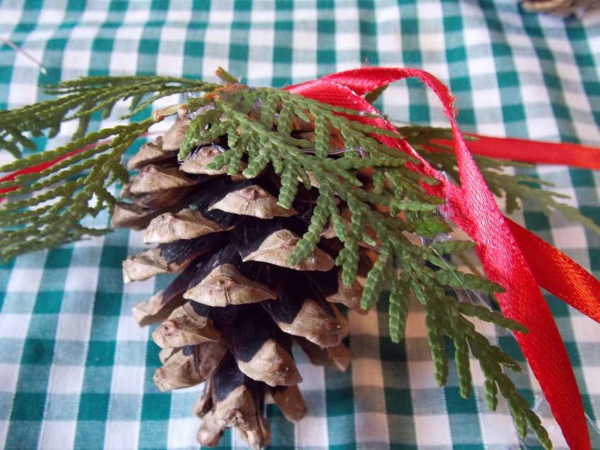 przygotowywanie dekoracji okiennej na święta Bożego Narodzenia