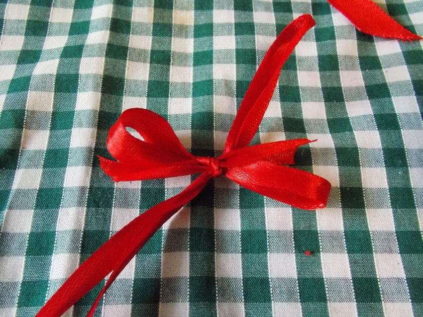 przygotowywanie dekoracji okiennej na święta Bożego Narodzenia