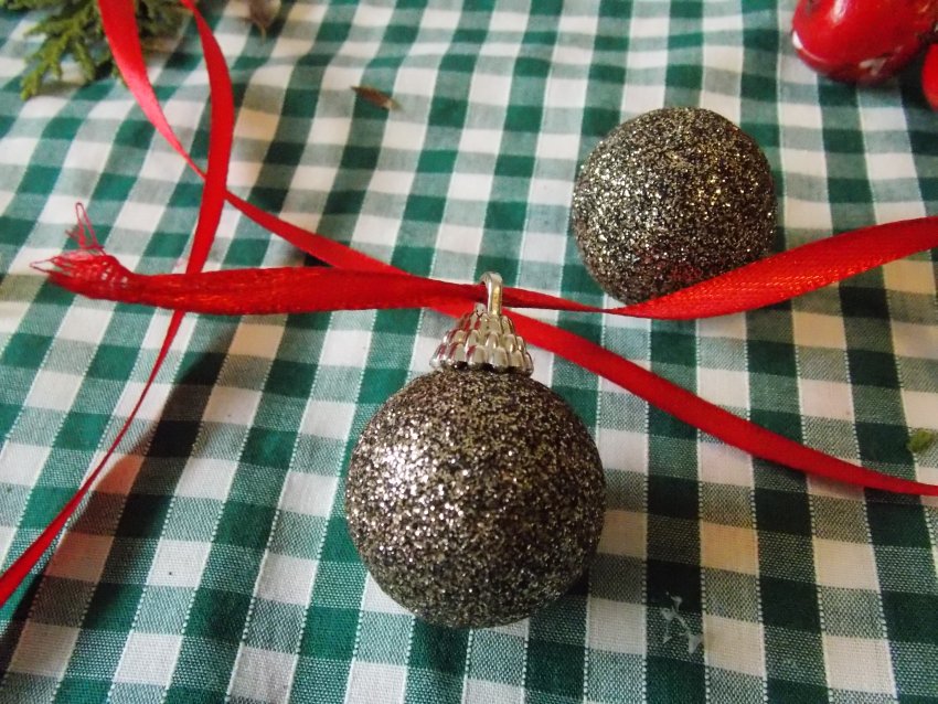 przygotowywanie dekoracji okiennej na święta Bożego Narodzenia