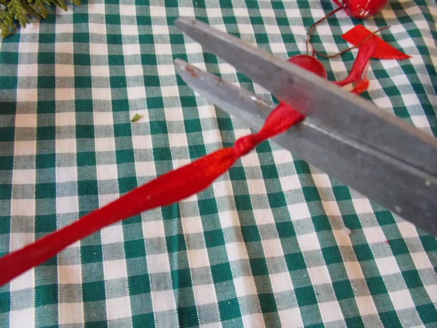 przygotowywanie dekoracji okiennej na święta Bożego Narodzenia