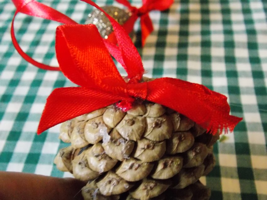 przygotowywanie dekoracji okiennej na święta Bożego Narodzenia