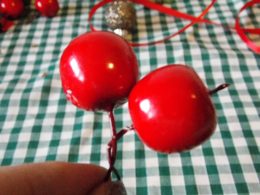 przygotowywanie dekoracji okiennej na święta Bożego Narodzenia