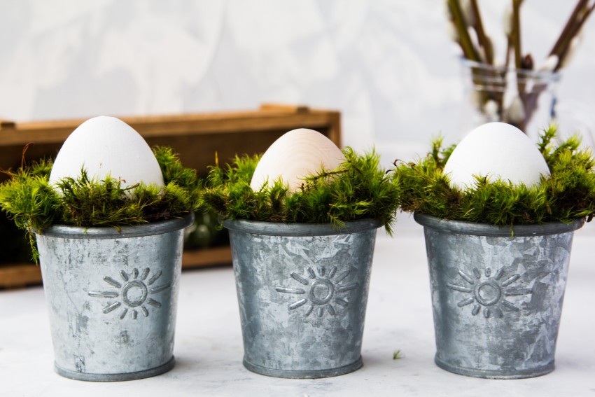 jajka w metalowych kieliszkach