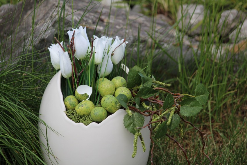 dekoracja ze sztucznych kwiatów