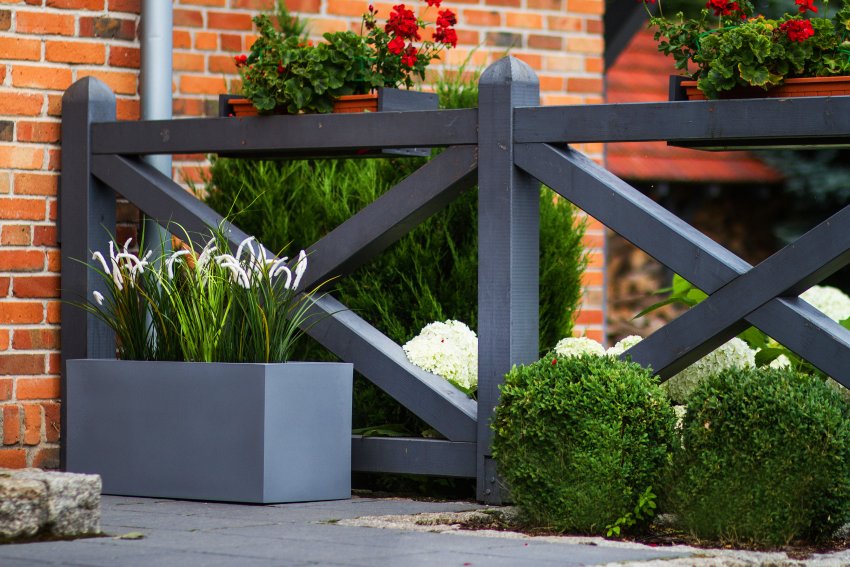 nowoczesne donice z trawami ozdobnymi