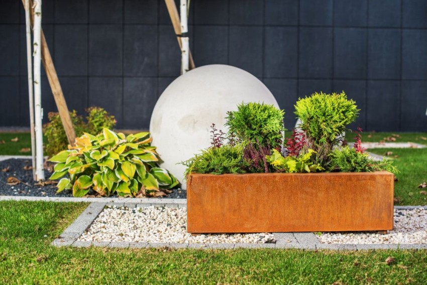 donica ze stali corten w ogrodzie