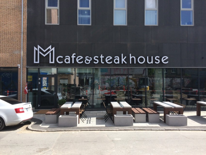 donice betonowe przy restauracji