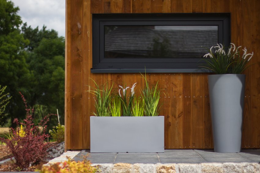 szare donice przy domu