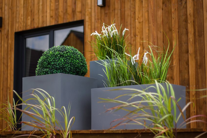 trzy donice w kolorze szarym