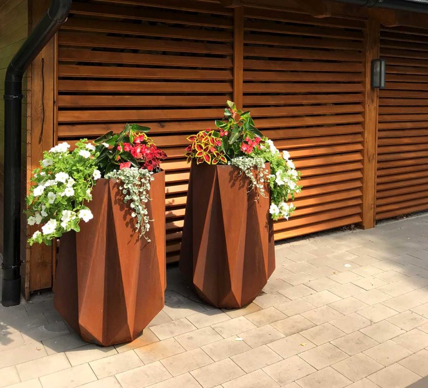 leżak z technorattanu na tarasie