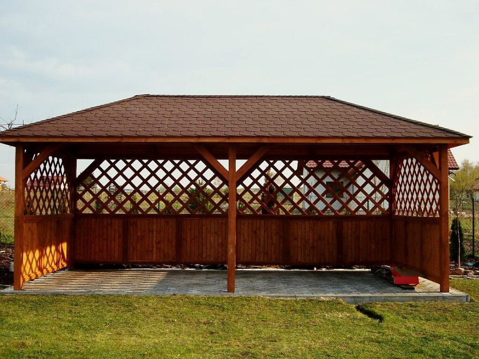 drewniana wiata z kratką