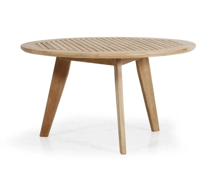 Okrągły drewniany stół z listwowym blatem i trzema kątowymi nogami. Stół ma prosty i nowoczesny design z wykończeniem z naturalnego drewna.