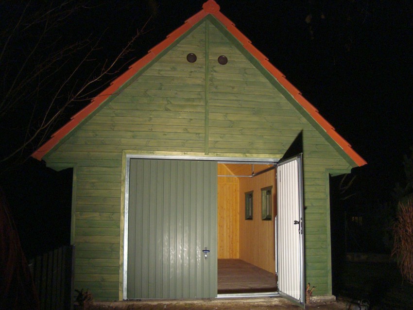 drzwi w bramie garażowej garażu drewnianego