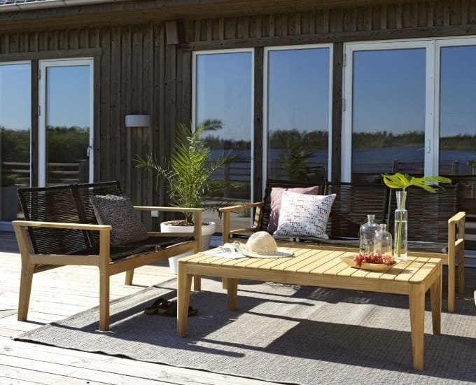 duże okna w domu przy tarasie