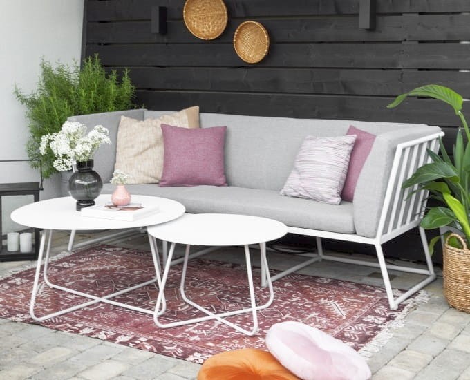sofa dla 3 osób na przydomowym tarasie