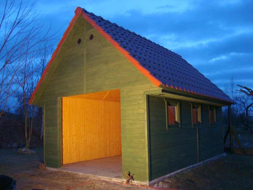 garaż drewniany od frontu