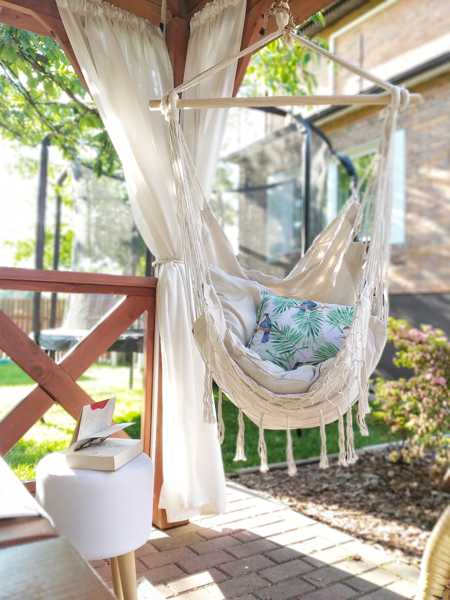 hamak huśtawka na tarasie w stylu boho