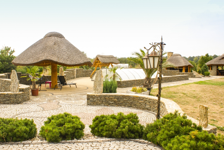 murki w ogrodzie z kamienia elewacyjnego