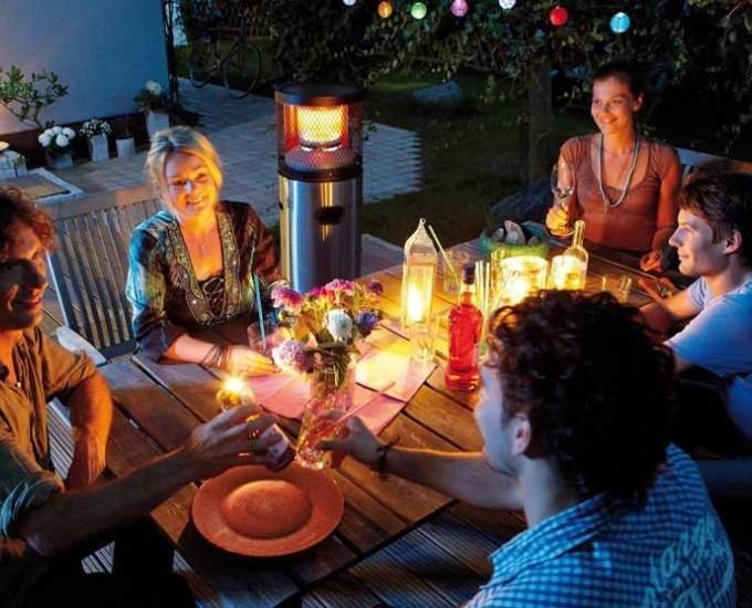 kolacja przy promienniku grzewczym na tarasie