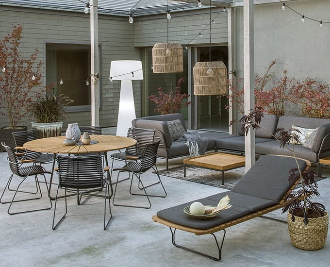 fotel lyra z podłokietnikami na betonowej posadzce przy basenie