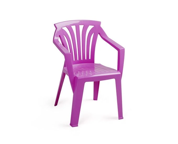 Żywe fioletowe plastikowe krzesło z podłokietnikami i dekoracyjnym oparciem z pionowymi listwami ułożonymi w wachlarzowaty wzór. Krzesło ma lekko kątową, solidną konstrukcję i jest umieszczone na białym tle.