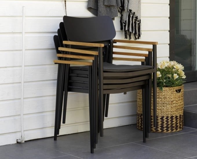 sztaplowane krzesła na tarasie