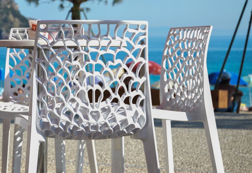 ązurowe krzesła z tworzywa sztucznego przy restauracji przy plaży