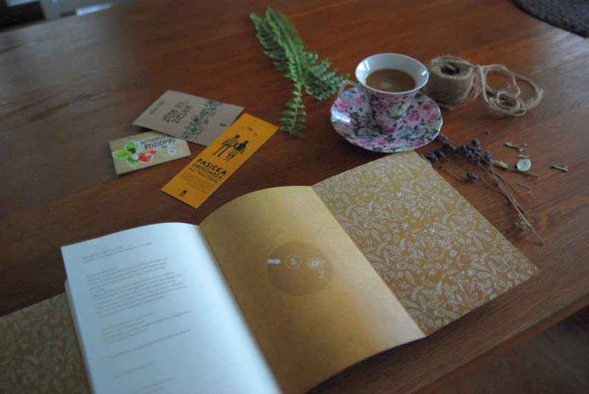 otwarta książka na stole