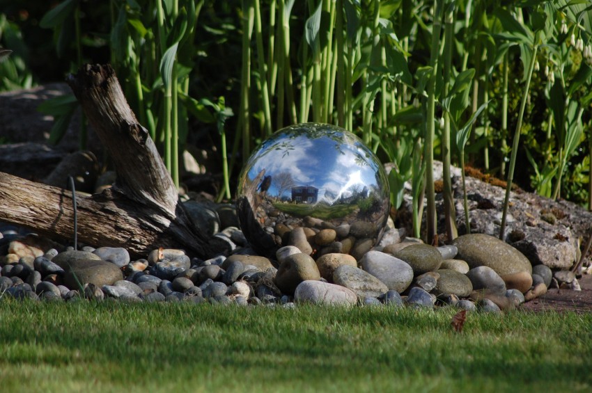 lustrzana kula na kamieniach