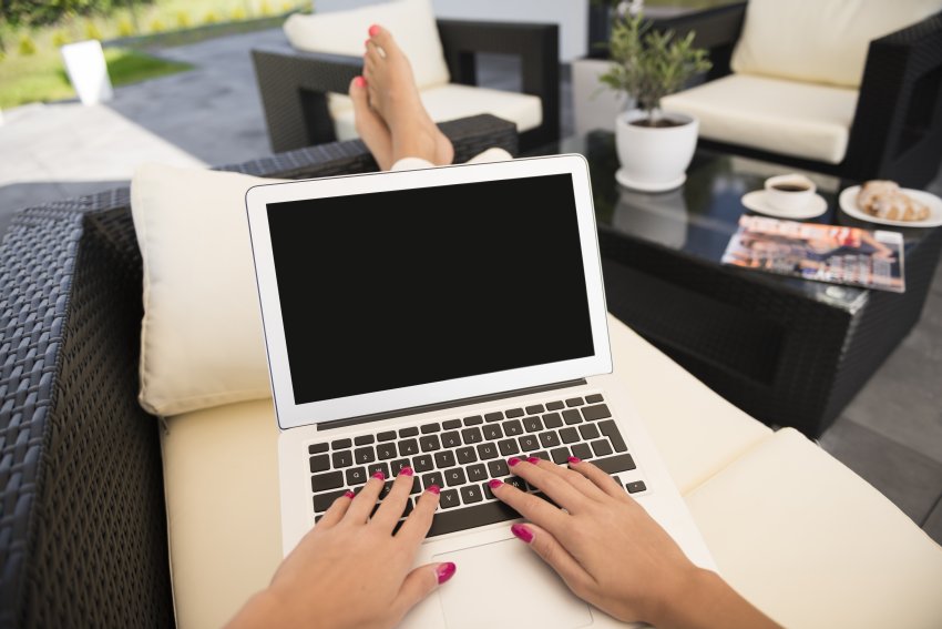 laptop na kanapie z technorattanu
