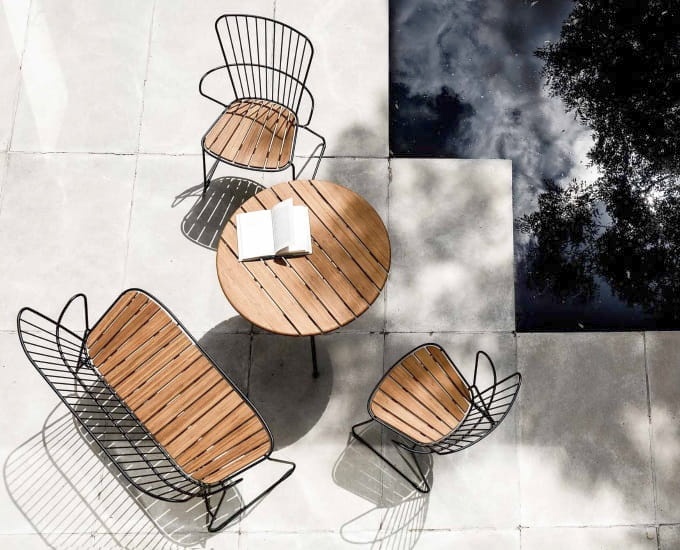 Zestaw kawowy ze stali i bambusa na tarasie przy basenie