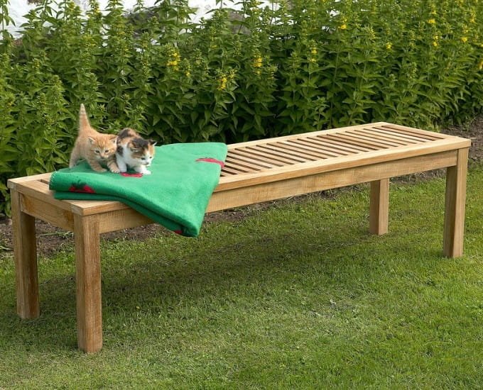 mały kwadratowy stół z drewna teak