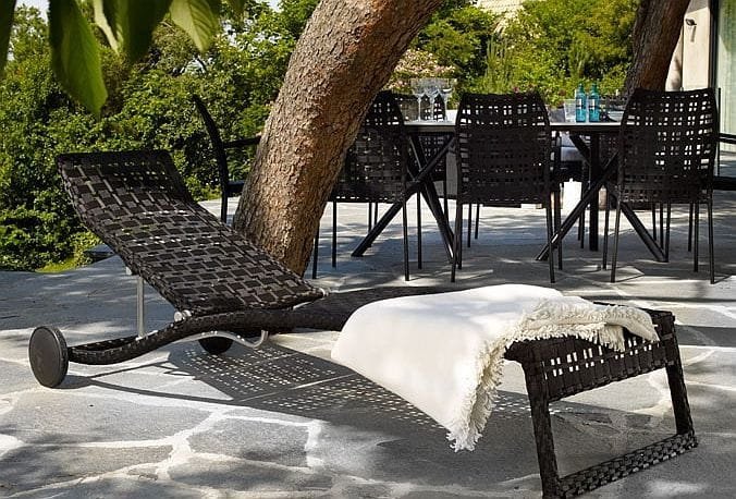 piękny taras z meblami otoczonymi bylinami i roślinami iglastymi