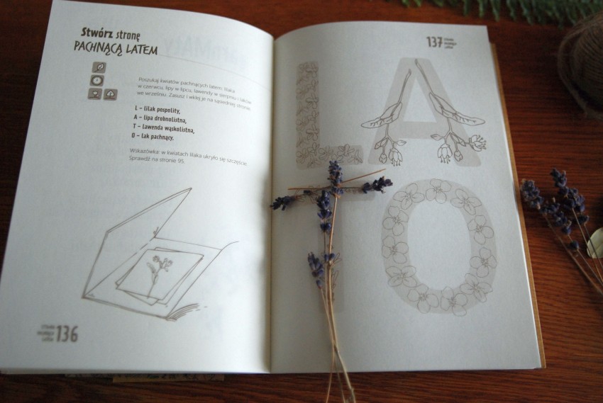 litera z lawendy w książce