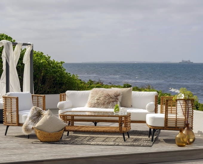 Meble z technorattanu na tarasie